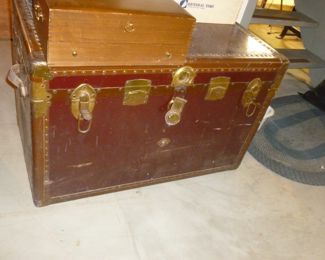 Another neat old trunk