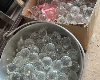 OH MY. I've never seen so many crystal Hangy thingies in my life!!!!  