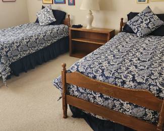 2 Twin Beds with Headboard, Footboard and Mattresses