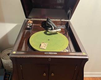 Working up right working Victrola.