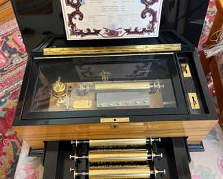 Reuge Music Box Interchangeable 15 songs, 72 notes in perfect condition
