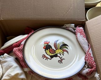Poppytails Red Rooster dish set