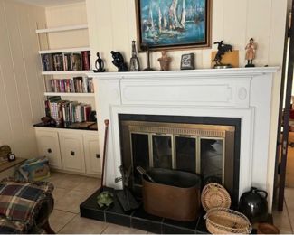 books, more figurines, more decor on the harth