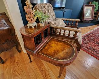 Vintage Mahogany with gilt gold and leather inlay top