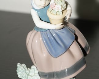 Lladro little girl with flower basket