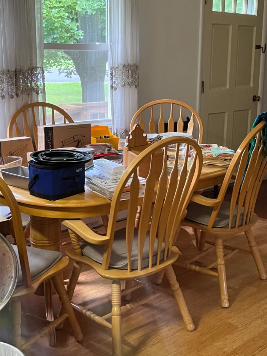 Oak table w/6 chairs