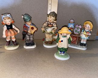 5 Figurines $10.00