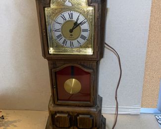 Sunbeam 20 inch clock $12.00