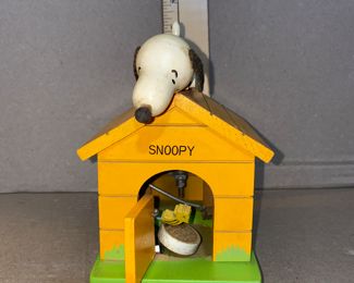 United Feature Syndicate 1970 Wood Snoopy Music Box Plays Raindrops Keep Falling on My Head $32.00 
