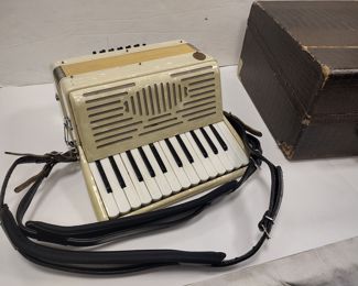SMALL ITALIAN ACCORDION MODEL 2710