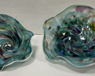 PAIR OF MITCHELL ART GLASS BOWLS