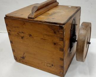 19TH CENTURY WOOD BUTTER CHURN BOX