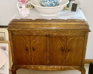 Victor Talking Machine in excellent condition, VV-210, 138244, Fenton handled vase, vintage figurine, antique pitcher & bowl, picture frames