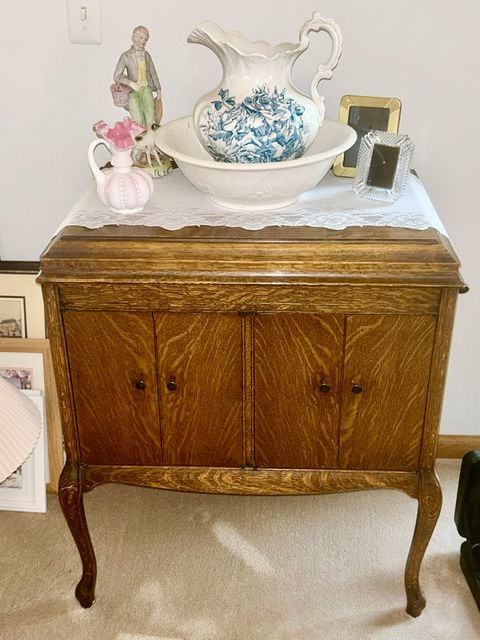 Victor Talking Machine in excellent condition, VV-210, 138244, Fenton handled vase, vintage figurine, antique pitcher & bowl, picture frames