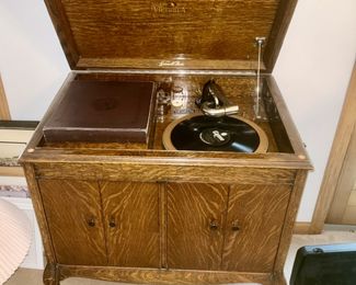 Victor Talking Machine in excellent condition, VV-210, 138244 (inside view)