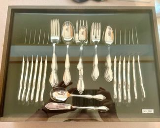 Stainless flatware set