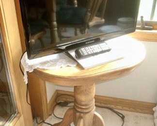 Flat screen TV w/ remote, solid oak side table