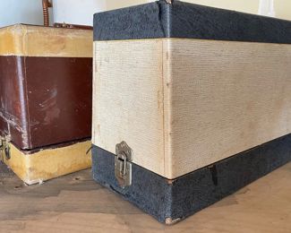 Sewing machines (2), portable
Vintage Singer sewing machine