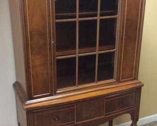 VTG. HUNTLEY SIMMONS FURNITURE MAHOGANY, WALNUT & GUM WOOD CABINET, 