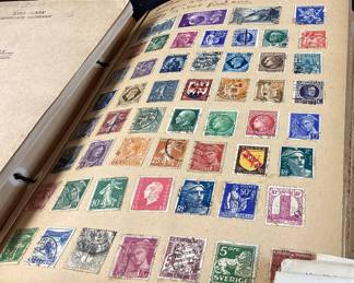 COLLECTIBLES, 6 BINDERS OF STAMPS