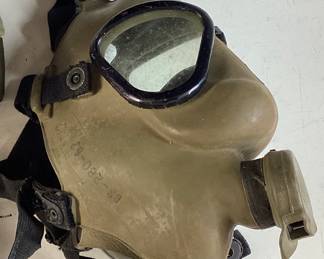 VTG. U.S. MILITARY GAS MASK & KIT FOR DETECTING GAS