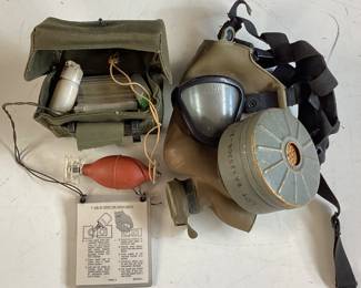 VTG. U.S. MILITARY GAS MASK & KIT FOR DETECTING GAS