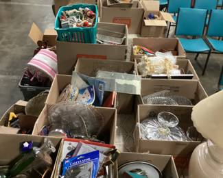 BOX LOT SHELVES, GLASS, HOME