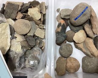 LARGE GROUP OF NATIVE AMERICAN INDIAN ARROWHEAD POINTS, HAMMER ROCKS & OTHER STONE TOOLS,