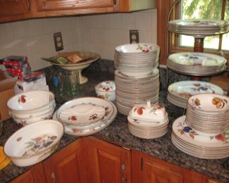 Evesham Dishes by Royal Worcester service for 16 with many serving pieces 