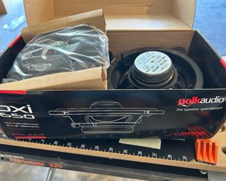 2pair of Polk audio speakers