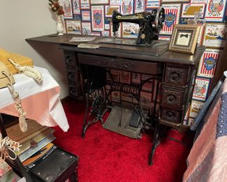ANTIQUES SINGER SEWING MACHINE IN ORNATELY CARVED CABINET