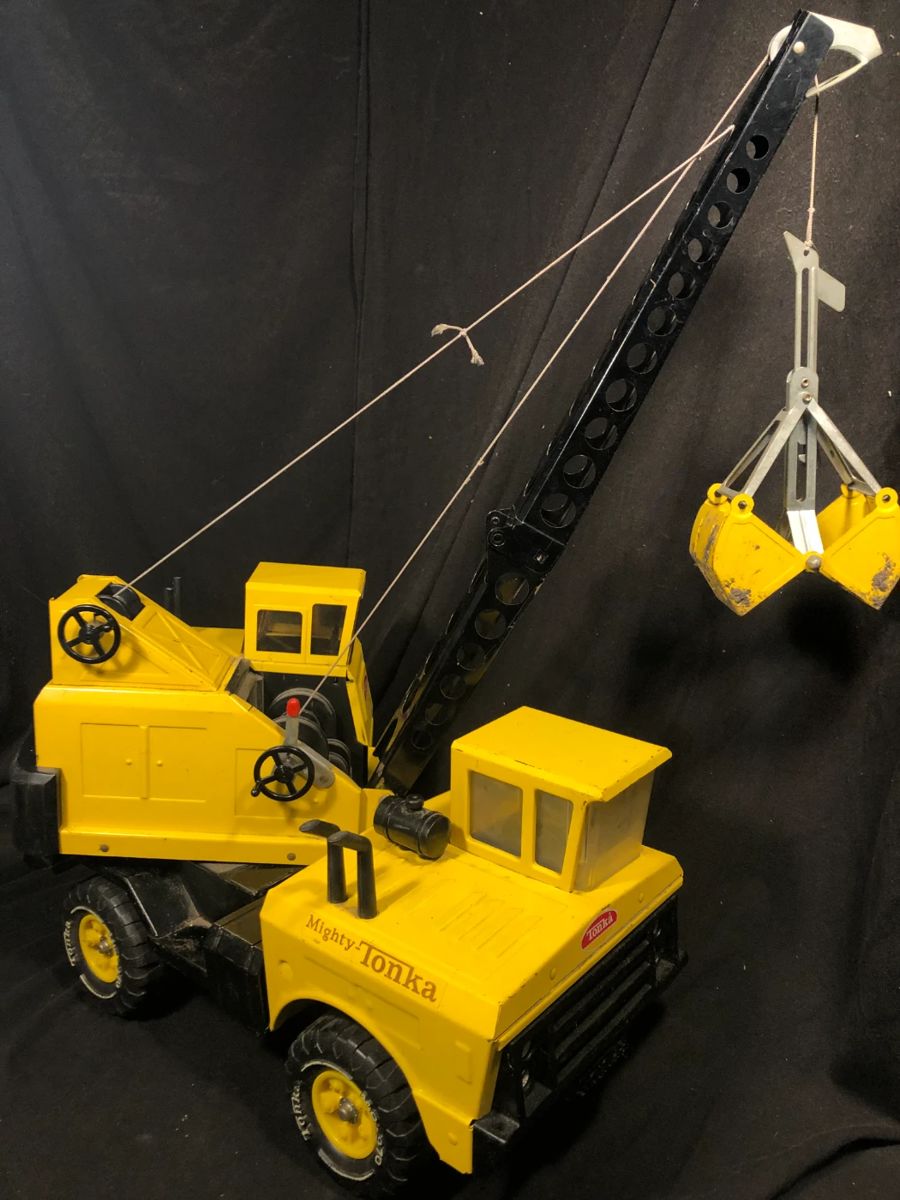 Auction Antiques and Collectibles in Kaneville, IL starts on 9/23/2023