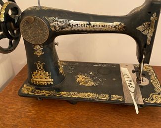 1905 Singer with cabinet.. so pretty