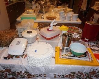 Tupperware, placemats, Pyrex, kitchen