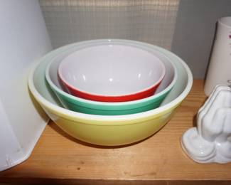 Pyrex nesting bowls