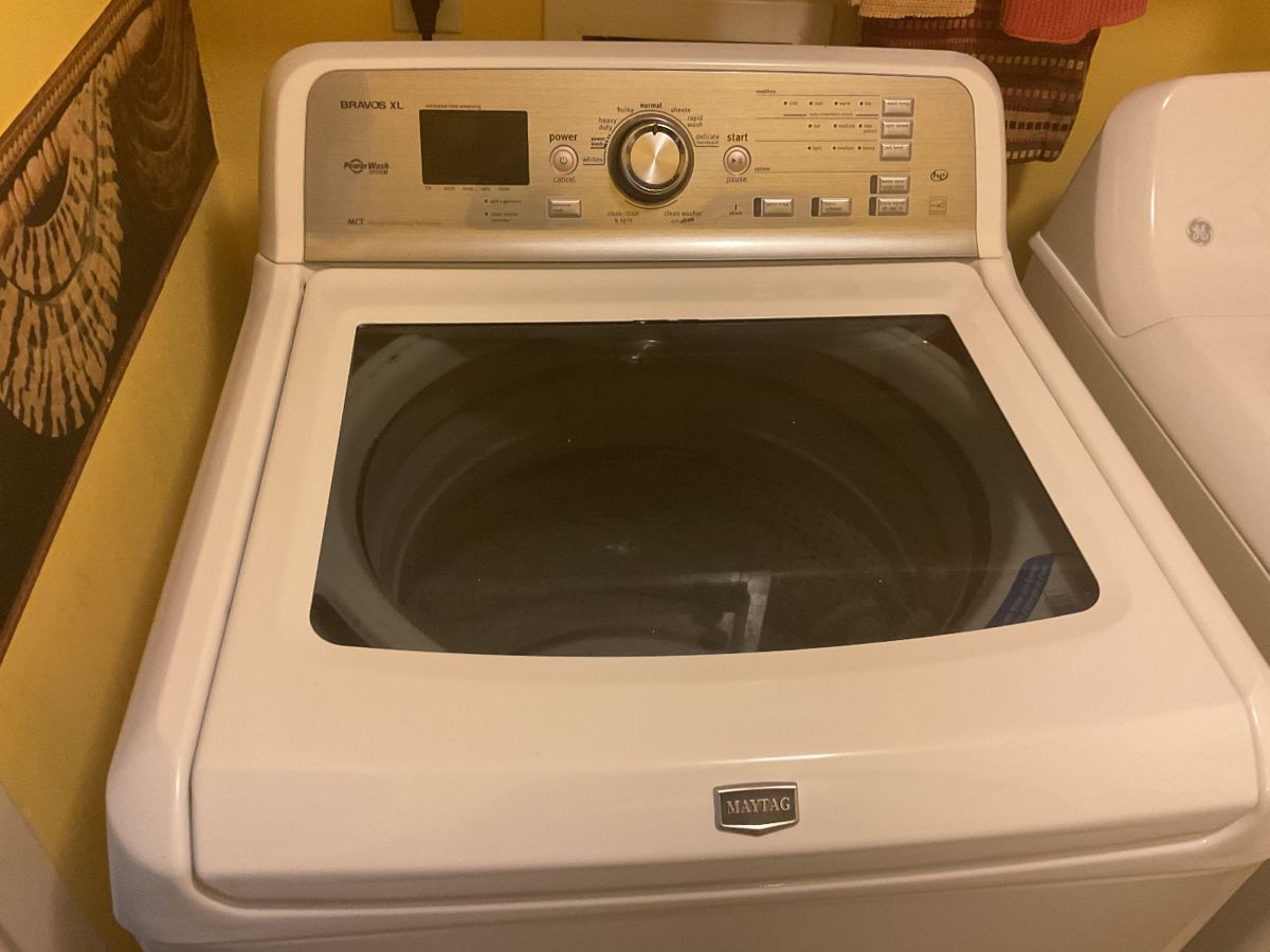 Almost new Maytag washing machine. Brazos XL