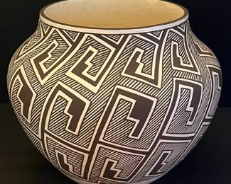 Robert Patricio Acoma Pueblo NM 8" Interlocking Geometric Pattern Pot Signed
