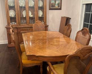 Matching Thomasville Dining Table with Extension Leaf and 6 Dining Chairs 