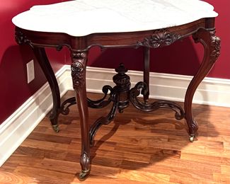 Antique Rosewood Victorian Turtle Top Parlor Table in very good condition. 

Very elegant! Measures 22" x 29" x 28" 