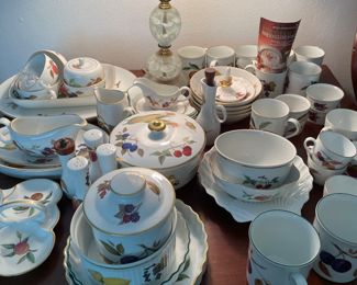 COLLECTION OF ROYAL WORCESTER