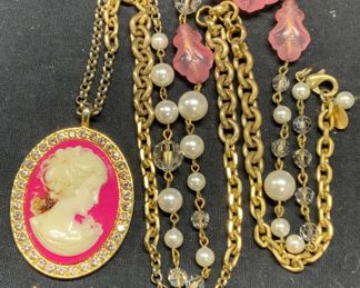 Tarina Tarantino Swarovski Cameo Necklace
