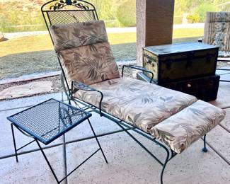 Outdoor patio furniture laying seat and side table 