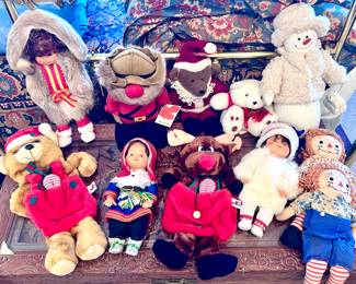 Various dolls and plushies 