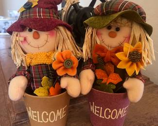 Cute scarecrow Thanksgiving decor 