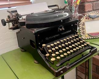 Vintage Remington Noiseless typewriter 