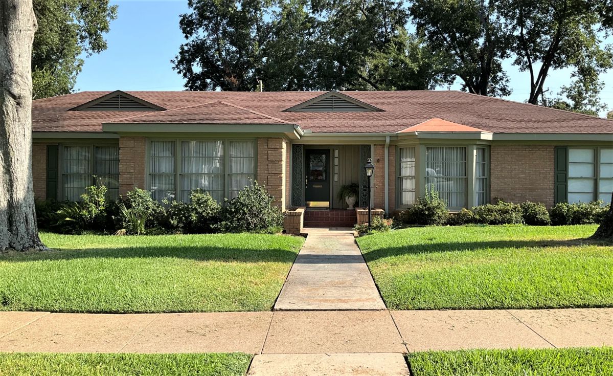 This 3918 square feet Azalea District home is for sale and listed by Ted F. Conover at S.E.T. Real Estate. There is a great selection of contents and consignments!