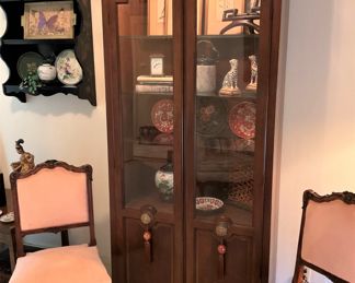 Display cabinet with light