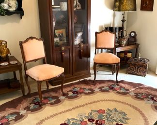 Large oval wool rug; French style chairs; display cabinet