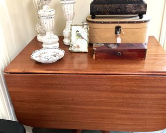 Vintage Duncan Phyfe dropleaf table