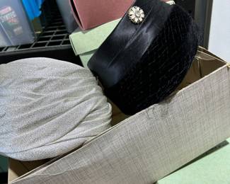 About 15 vintage hats - in boxes!